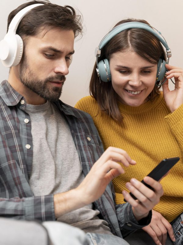 couple-listening-music