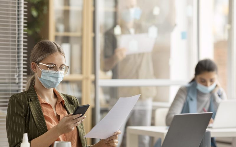 employees-wearing-face-masks-office